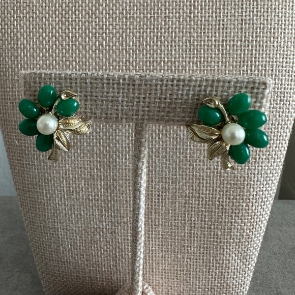 Christmas wreath pin and matching clip earrings - Picture 3 of 10